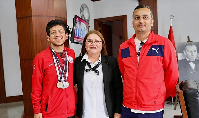 Antalya'da düzenlenen Özel Sporcular Türkiye Yüzme Şampiyonası'nda büyük başarı elde eden Erdem Günay Atacan Didim Belediye Başkanı Hatice Gençay'ı ziyaret etti