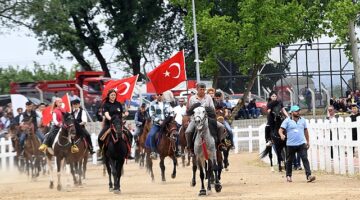 Başkan Aydın, at üstünde halkı selamladı