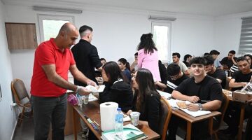 Başkan Topaloğlu'ndan öğrencilere yemek ikramı