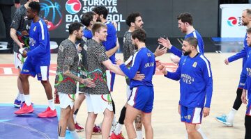 Basketbolseverler Anadolu Efes – Aliağa Petkimspor Maçına Bilet Yerine Kitap ile Girdi