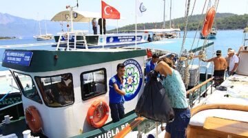 Büyükşehir Bayram Tatilinde Teknelerden Atık Toplamaya Devam Etti