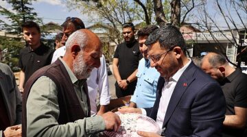 Cuma namazını Lale Sanayi Sitesi'nde bulunan Lale Camii'nde kılan Belediye Başkanı Rasim Arı, sanayi esnafı ile bir araya geldi