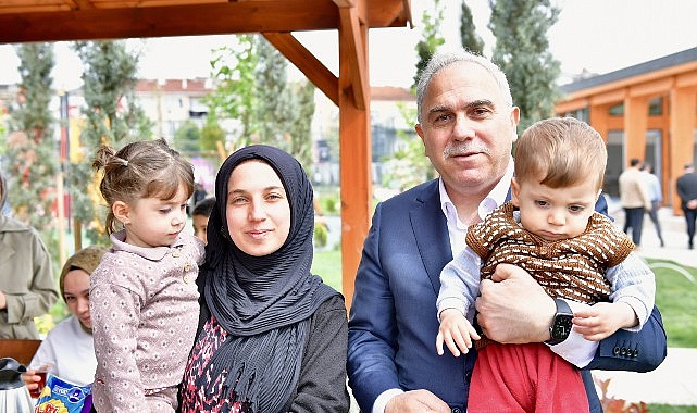 Fatih Belediye Başkanı M. Ergün Turan, Karasurları Millet Bahçesi'nde vatandaşlarla buluşarak samimi sohbetlerine katıldı