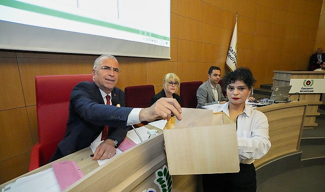 Gaziemir'de Ünal Işık yönetiminde ilk meclis