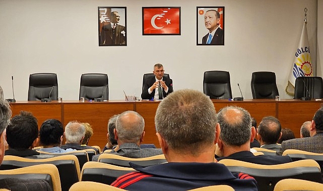 Gölcük Belediye Başkanı Ali Yıldırım Sezer, 31 Mart'ta düzenlenen yerel seçimlerin ardından mazbatalarını alan muhtarlara başarılar diledi