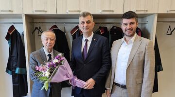 Gölcük Belediye Başkanı Ali Yıldırım Sezer, Gölcük Adliyesi'nde avukatları ziyaret ederek 5 Nisan Avukatlar Günü'nü kutladı