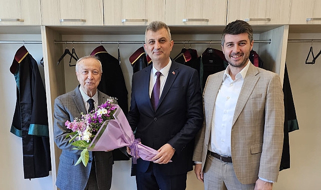 Gölcük Belediye Başkanı Ali Yıldırım Sezer, Gölcük Adliyesi'nde avukatları ziyaret ederek 5 Nisan Avukatlar Günü'nü kutladı