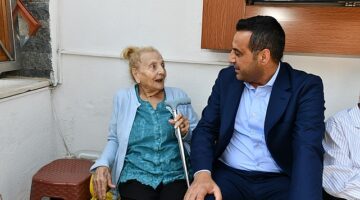Huzurevlerine gülümseten ziyaretler Çiğli Belediye Başkanı Onur Emrah Yıldız “Bir dokunduk, bin dua aldık"
