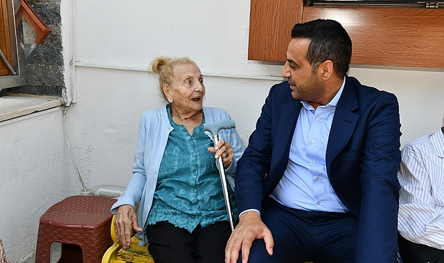Huzurevlerine gülümseten ziyaretler Çiğli Belediye Başkanı Onur Emrah Yıldız “Bir dokunduk, bin dua aldık"