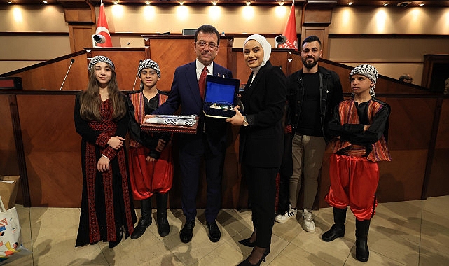 İBB Başkanı Ekrem İmamoğlu, 15 farklı ülkeden &apos;Uluslararası 23 Nisan Çocuk Festivali' için İstanbul'a gelen çocukları, Saraçhane'deki tarihi Meclis Salonu'nda ağırladı