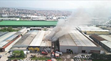 İnegöl Organize Sanayi Bölgesi 4. Cadde üzerinde bulunan bir sandalye üretim fabrikasında sabah saatlerine başlayan yangın sonrası İnegöl ve Bursa'daki tüm ekipler teyakkuza geçti