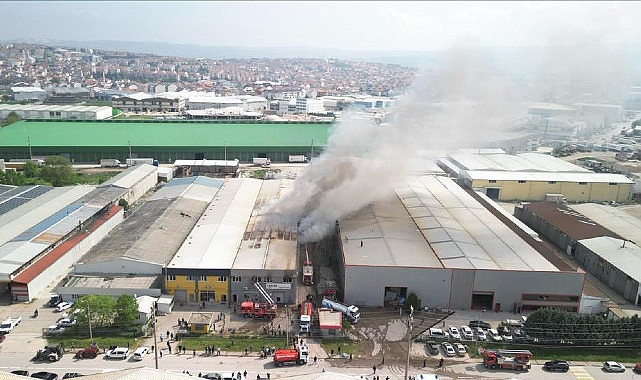 İnegöl Organize Sanayi Bölgesi 4. Cadde üzerinde bulunan bir sandalye üretim fabrikasında sabah saatlerine başlayan yangın sonrası İnegöl ve Bursa'daki tüm ekipler teyakkuza geçti