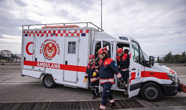 İzmir İtfaiyesinin özel donanımlı paramedikleri Türkiye'ye örnek oluyor