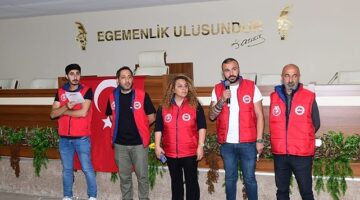 Karabağlar Belediye Başkanı Helil Kınay, DİSK Genel-İş 5 No'lu Şube'nin 1 Mayıs açıklamasına katıldı