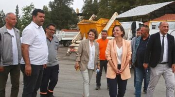 Karabağlar Belediye Başkanı Helil Kınay, güne Fen İşleri Şantiyesi'nde emekçilerle bir araya gelerek başladı