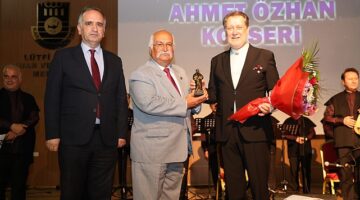 Karaman Belediyesi'nin katkılarıyla sahne alan ünlü sanatçı Ahmet Özhan ve İstanbul Tarihi Türk Müziği Topluluğu'nun konseri ilgiyle izlendi