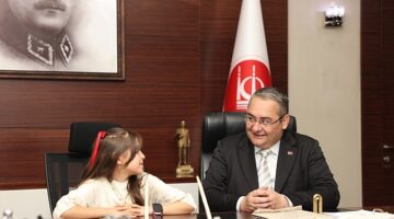 Keçiören Belediye Başkanı Dr. Mesut Özarslan koltuğunu 10 yaşındaki şehit kızı Melis Kara'ya devretti