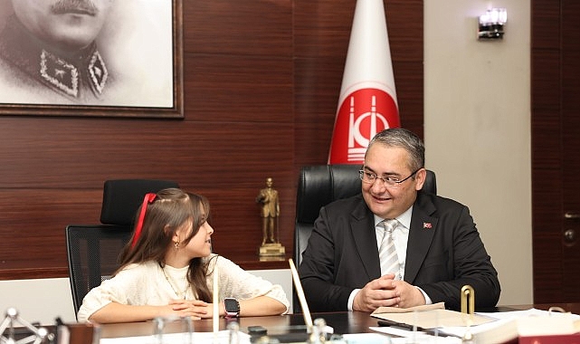 Keçiören Belediye Başkanı Dr. Mesut Özarslan koltuğunu 10 yaşındaki şehit kızı Melis Kara'ya devretti