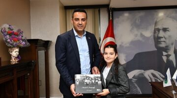 Koltuğunu 10 yaşındaki Deren'e bırakan Çiğli Belediye Başkanı Onur Emrah Yıldız; “Çocukların aydınlık zihinleri rehberimiz olacak"