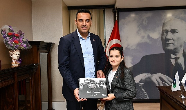 Koltuğunu 10 yaşındaki Deren'e bırakan Çiğli Belediye Başkanı Onur Emrah Yıldız; “Çocukların aydınlık zihinleri rehberimiz olacak"