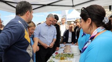 Mudanya Belediyesi Turizm Haftası etkinlikleri kapsamında Girit yemekleri ve lezzetleri Mütareke Meydanı'nda düzenlenen “Girit Mutfağı Lezzet Şöleni" etkinliğinde tanıtıldı