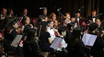 Narlıdere Belediyesi Çocuk Senfoni Orkestrası, 23 Nisan Ulusal Egemenlik ve Çocuk Bayramı'nda Narlıdere AKM'de sahne aldı