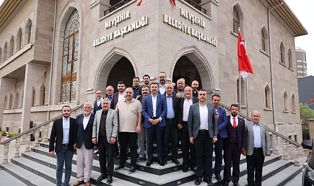 Nevşehir Belediye Başkanı Rasim Arı, 31 Mart Mahalli İdareler Seçimleri'nin ardından görevlerini sürdüren ve yeni seçilen muhtarlarla bir araya geldi