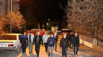 Nevşehir Belediye Başkanı Rasim Arı, gece mehter marşları ile vatandaşları sahura kaldıran mehter takımı ile birlikte vatandaşları selamladı