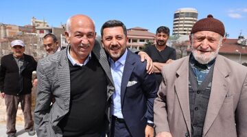 Nevşehir Belediye Başkanı Rasim Arı, Kurşunlu Camii'nde kıldığı Cuma namazının ardından vatandaşlarla bir araya geldi