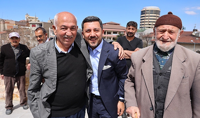Nevşehir Belediye Başkanı Rasim Arı, Kurşunlu Camii'nde kıldığı Cuma namazının ardından vatandaşlarla bir araya geldi