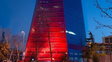 QNB Finansbank'tan Otizm Farkındalığı'na Kırmızı Işık Yaktı