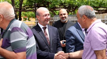 Selçuklu Belediye Başkanı Ahmet Pekyatırmacı, Cuma buluşmaları kapsamında Binkonutlar  Mahallesi'nde vatandaşlarla bir araya geldi