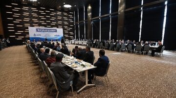 Selçuklu Belediye Başkanı Ahmet Pekyatırmacı,Selçuklu'da 31 Mart Yerel Seçimleri sonrasında göreve gelen muhtarlarla istişare ve tanışma toplantısında bir araya geldi