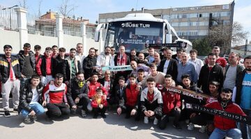 Sivas Belediye Başkanı Dr. Adem Uzun, deplasmanda oynanacak Trabzonspor-Sivasspor karşılaşması öncesi kırmızı beyazlı taraftarları Trabzon'a yolcu etti