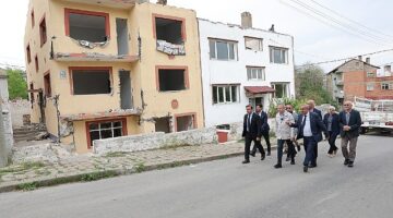 Sivas Belediye Başkanı Dr. Adem Uzun, kentsel dönüşüm çalışması devam eden Esentepe ve Yunus Emre Mahallesi'ni ziyaret etti