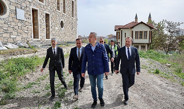 Sivas Belediye Başkanı Dr. Adem Uzun, yapımı devam eden Kale Projesi'ni yerinde inceleyerek çalışmalar hakkında bilgi aldı