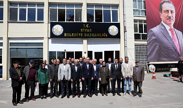 Sivas Belediyesi'nin girişinde bulunan tabela değiştirilerek T.C. ibaresi eklendi