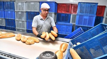 Sofralar ekmeksiz kalmayacak Başkan Tugay sözünü tuttu ekmek 5 TL'ye düştü