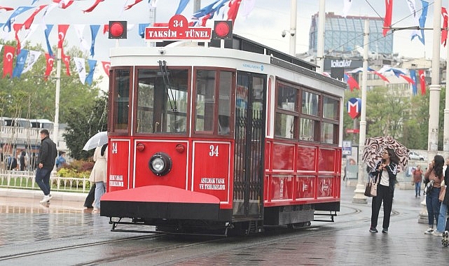 Taksim ve İstiklal Caddesi'nin simgelerinden nostaljik tramvayın yerine elektrik enerjisi ile çalışan bataryalı tramvay geliyor
