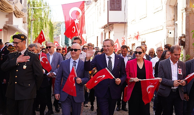 Türkiye Cumhuriyeti'nin kurucusu Gazi Mustafa Kemal Atatürk'ün Ayvalık'a gelişinin 90'ıncı yıl dönümü kutlandı. Program, Ayvalık Karayolları 29'uncu Şube Şefliği bahçesinden başladı