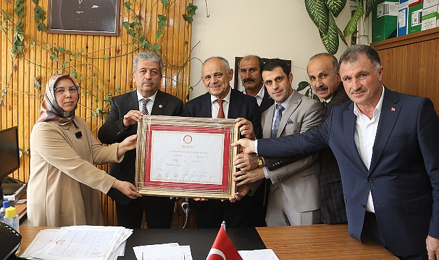 Yahyalı Belediye Başkanı Esat Öztürk, mazbatasını alarak belediye başkanlığında üçüncü dönemine resmen başladı