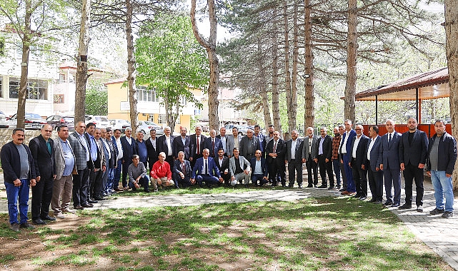 Yahyalı'daki 41 mahalle muhtarı 31 Mart yerel seçimlerinde yeniden Belediye Başkanı seçilen Esat Öztürk'e hayırlı olsun ziyaretinde bulundu