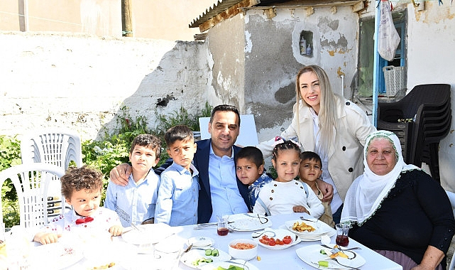 Yıldız'dan anlamlı bayram buluşmaları Çiğli Belediye Başkanı Onur Emrah Yıldız; “Bir çocuğun, bir annenin gülüşüdür bayram"