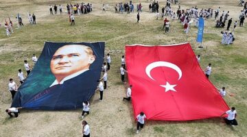 "19 Mayıs Atatürk'ü Anma Gençlik ve Spor Bayramı" Burhaniye'de çelenk töreni ve kutlama programı etkinlikleriyle başladı