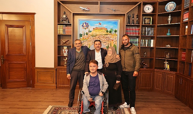 31 Mart Yerel Seçimlerinde yeniden Nevşehir Belediye Başkanı seçilen Rasim Arı, bir yandan belediye hizmetlerine ilişkin saha incelemelerini sürdürürken bir yandan da tebrikleri kabul ediyor