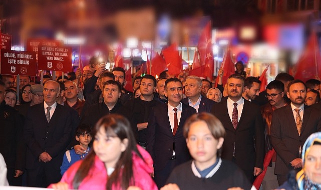 747. Türk Dil Bayramı ve Yunus Emre'yi Anma Etkinlikleri kapsamında gerçekleştirilen fener alayı yürüyüşü büyük coşkuyla yapıldı