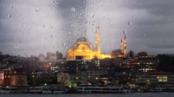 AKOM verilerine göre, İstanbul genelinde hafta sonu yer yer kuvvetli sağanak yağmur geçişlerinin yaşanması bekleniyor