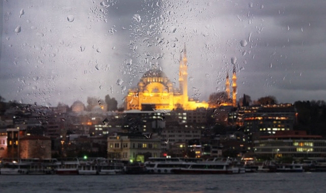 AKOM verilerine göre, İstanbul genelinde hafta sonu yer yer kuvvetli sağanak yağmur geçişlerinin yaşanması bekleniyor