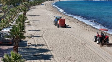 Aydın Büyükşehir Belediyesi, Kuşadası ilçesinde sorumluluk alanlarında bulunan sahilleri yaz sezonuna hazırlamak için çalışmalarını sürdürüyor