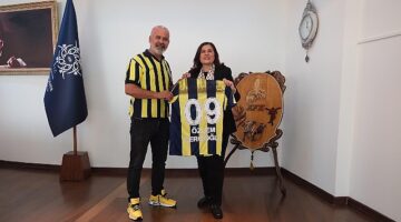 Aydın Fenerbahçeliler Derneği Başkanı Hayrettin Dincil Aydın Büyükşehir Belediye Başkanı Özlem Çerçioğlu'na nezaket ziyaretinde bulundu